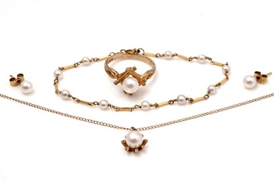 Lot 422 - A collection of cultured pearl jewellery