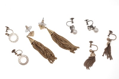 Lot 421 - Gold and other earrings