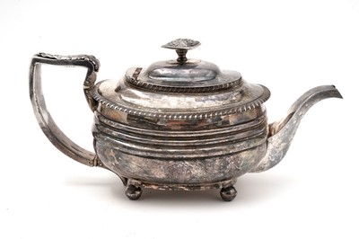 Lot 484 - A George III silver teapot, by William Sumner I
