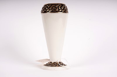 Lot 216 - An early/mid 20th Century Belleek vase