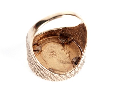 Lot 328 - An Edward VII gold half sovereign ring