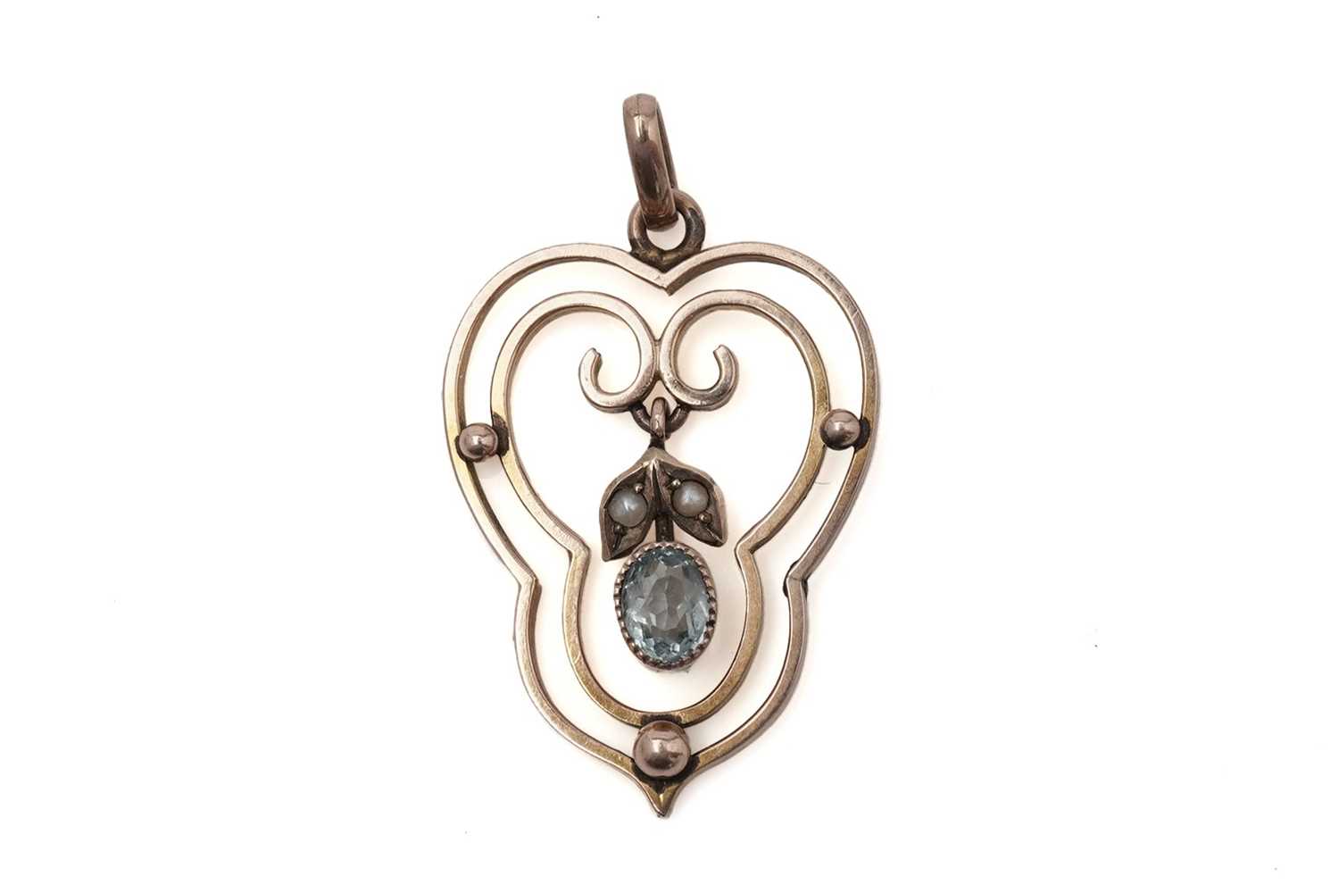 Lot 416 - An Edwardian aquamarine and seed pearl pendant