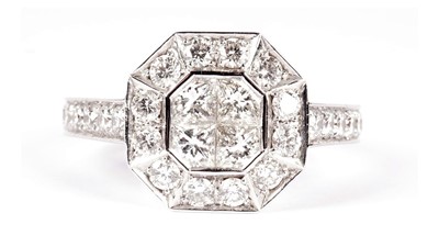 Lot 1257 - A diamond cluster dress ring