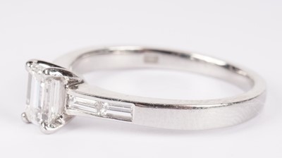 Lot 1283 - A single stone diamond ring