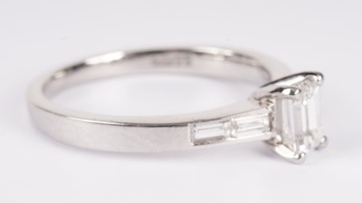 Lot 1283 - A single stone diamond ring