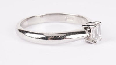 Lot 1285 - A single stone diamond and platinum ring