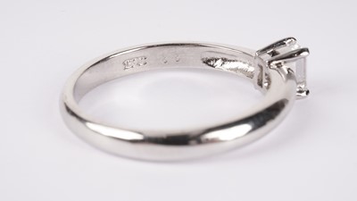 Lot 1285 - A single stone diamond and platinum ring