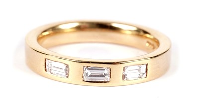 Lot 1287 - A three stone diamond ring