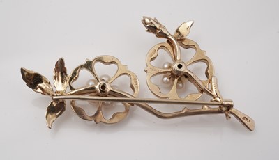 Lot 468 - A 9ct gold bar brooch; another gold chain and other items