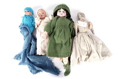 Lot 609 - A collection of vintage dolls