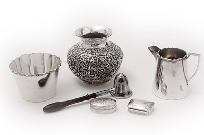 Lot 605 - A selection of silver and plated wares