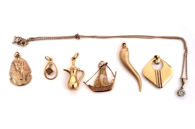 Lot 551 - A selection of gold charms and other items