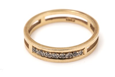 Lot 555 - An 18ct yellow gold and diamond ring