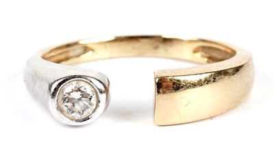 Lot 1082 - A single stone diamond ring