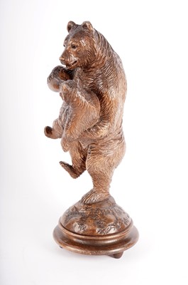 Lot 896 - An early 20th Century carved Black Forest bear figure group