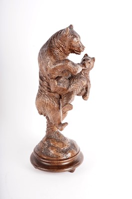 Lot 896 - An early 20th Century carved Black Forest bear figure group