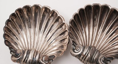 Lot 606 - A selection of silver and plated wares