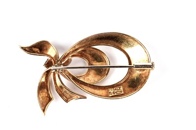 Lot 1088 - A diamond and 18ct yellow gold brooch