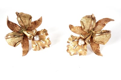 Lot 1089 - A Venezuelan gold brooch and matching earrings