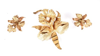 Lot 1089 - A Venezuelan gold brooch and matching earrings