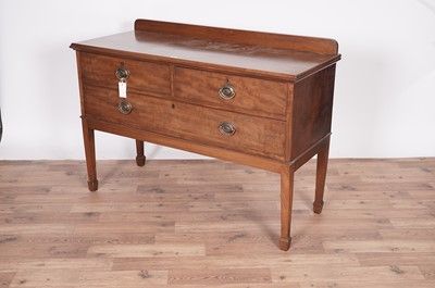 Lot 32 - An early 20th Century mahogany chest of drawers