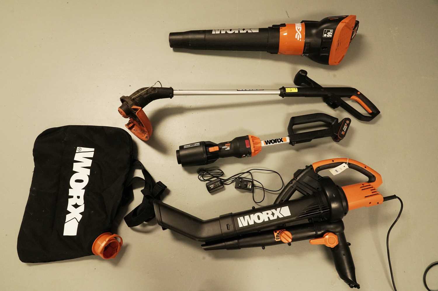 Lot 362 A collection of Worx garden tools