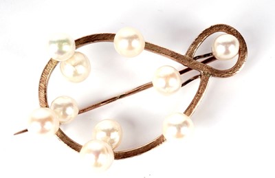 Lot 1097 - A cultured pearl brooch