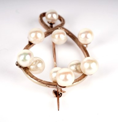 Lot 1097 - A cultured pearl brooch