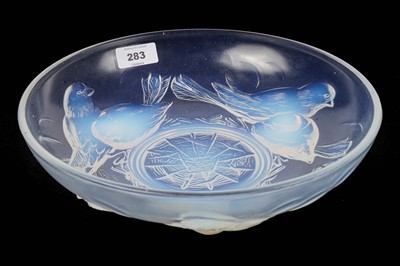 Lot 283 - An Art Deco opalescent bowl
