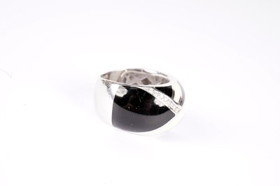 Lot 1122 - Roberto Coin: a white and black enamel and diamond set ring