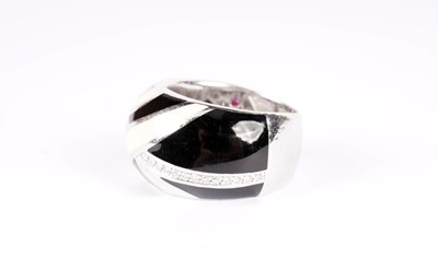 Lot 1122 - Roberto Coin: a white and black enamel and diamond set ring