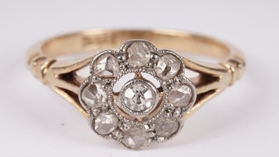 Lot 1135 - A diamond flowerhead dress ring