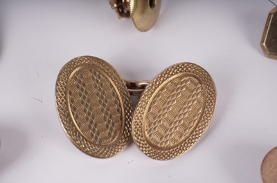 Lot 1141 - A diamond shirt stud, and four pairs of cufflinks