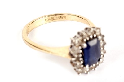 Lot 369 - A sapphire and diamond ring