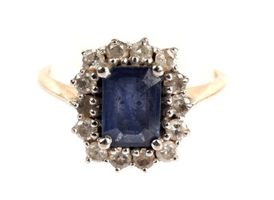 Lot 369 - A sapphire and diamond ring