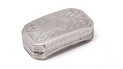 Lot 463 - A George III engraved snuff box