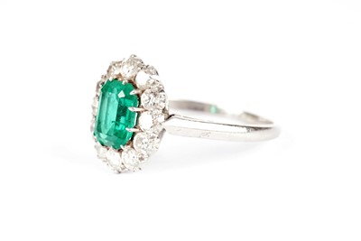 Lot 1314 - An emerald and diamond cluster ring