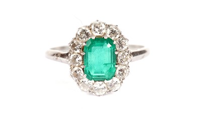 Lot 1314 - An emerald and diamond cluster ring