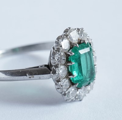 Lot 1314 - An emerald and diamond cluster ring