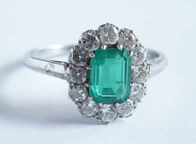 Lot 1314 - An emerald and diamond cluster ring