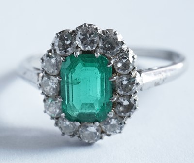 Lot 1314 - An emerald and diamond cluster ring