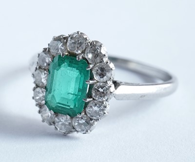 Lot 1314 - An emerald and diamond cluster ring