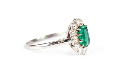 Lot 1314 - An emerald and diamond cluster ring