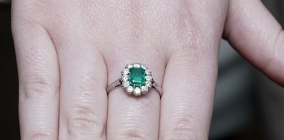 Lot 1314 - An emerald and diamond cluster ring