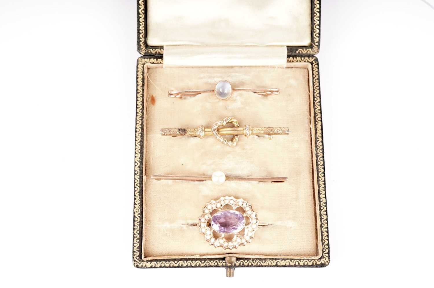 Lot 414 - A collection of Victorian and later gold brooches