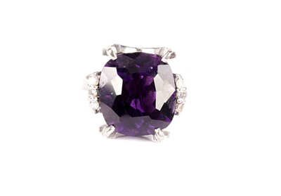 Lot 1111 - An amethyst and diamond ring