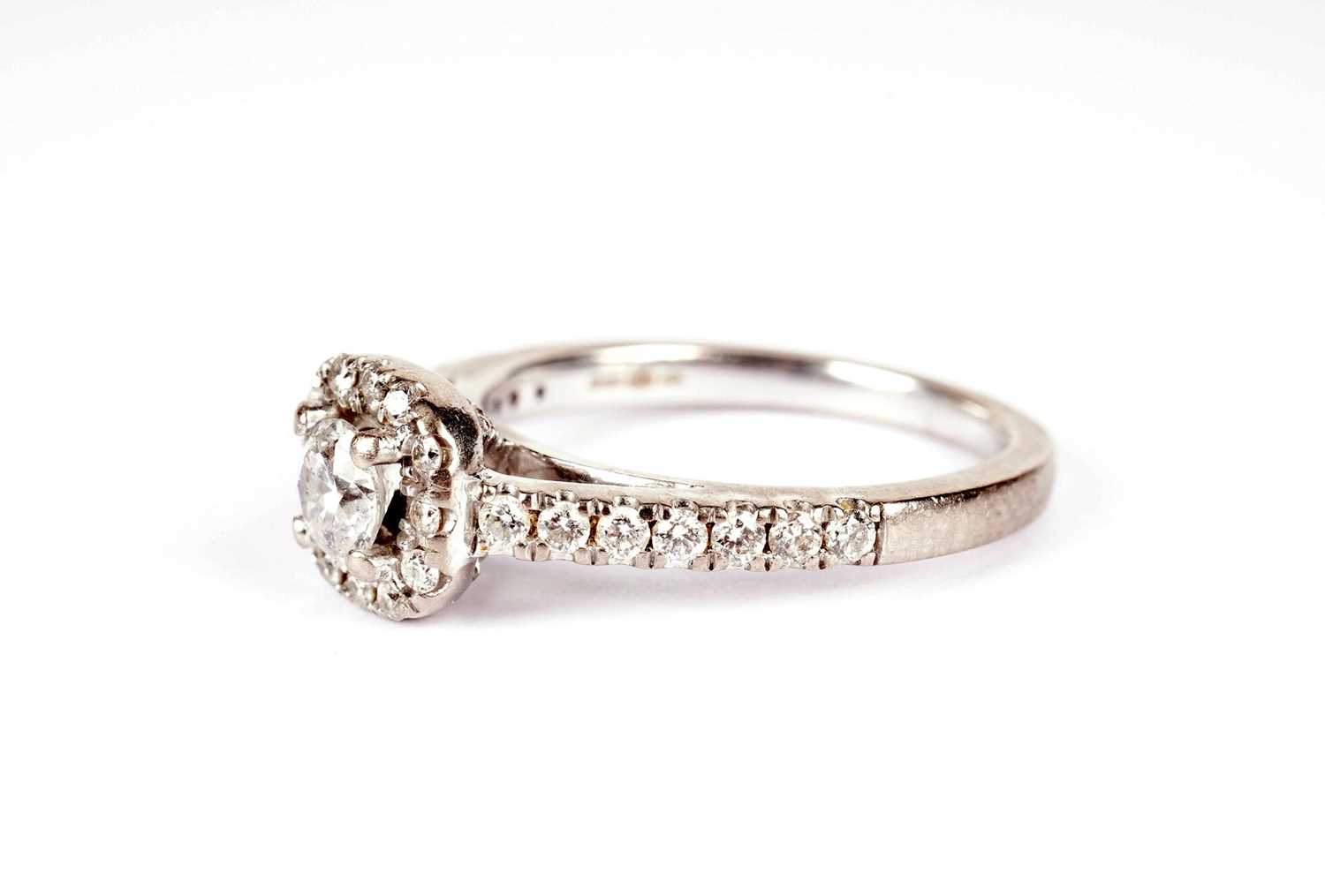 Lot 1112 - A diamond cluster ring