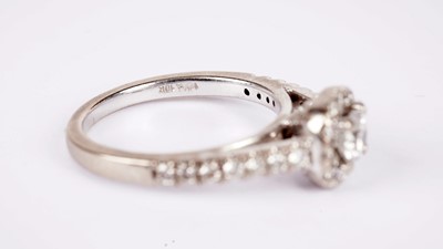 Lot 1112 - A diamond cluster ring