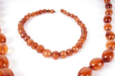 Lot 1152 - An amber necklace and bracelet