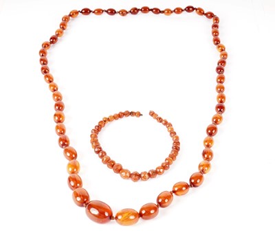 Lot 1152 - An amber necklace and bracelet